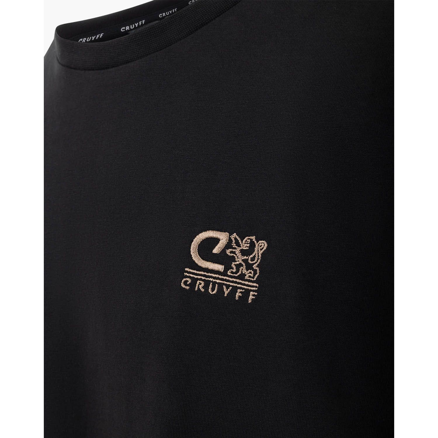 Cruyff energizedtee in de kleur zwart.